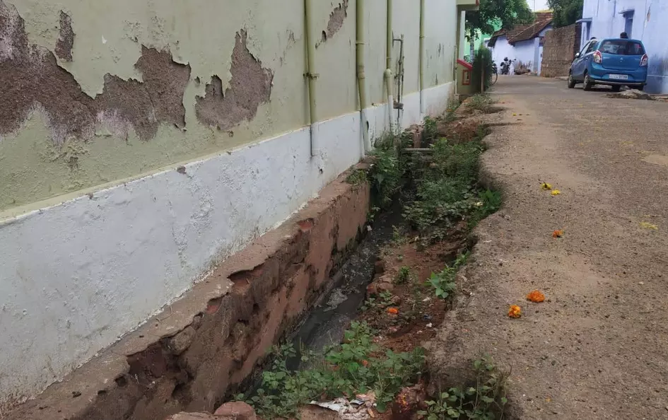 உடைந்து கிடக்கும் வாறுகால்