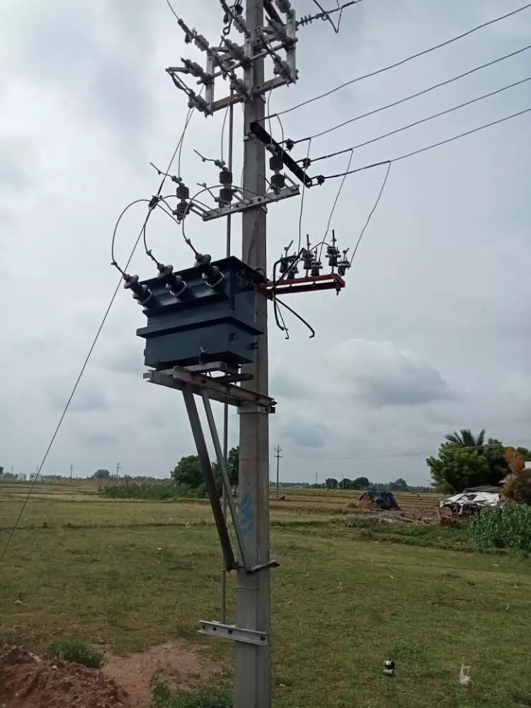 பழுதடைந்த மின்மாற்றியால் விவசாயிகள் அவதி