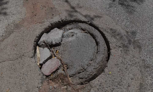 பாதாள சாக்கடை மூடி சேதம் பாதாள சாக்கடை மூடி சேதம்