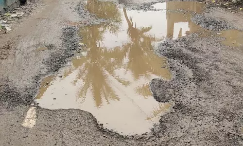 குண்டும் குழியுமான சாலை குண்டும் குழியுமான சாலை