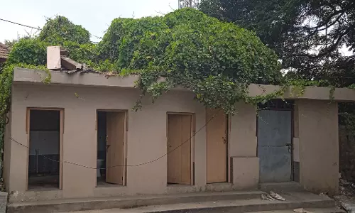 பயனற்று இருக்கும் பொது கழிவறை