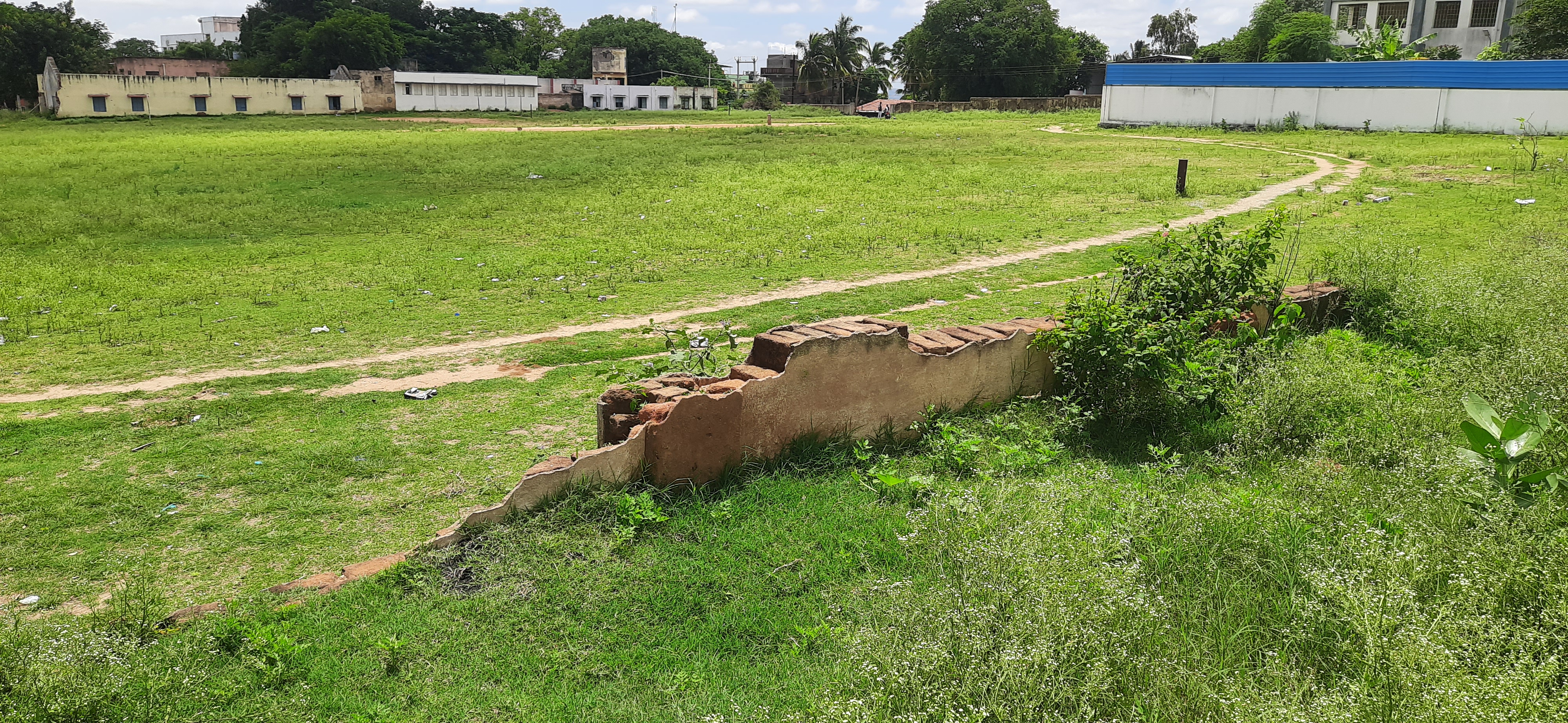 சுற்றுச்சுவர் இல்லாத பள்ளி