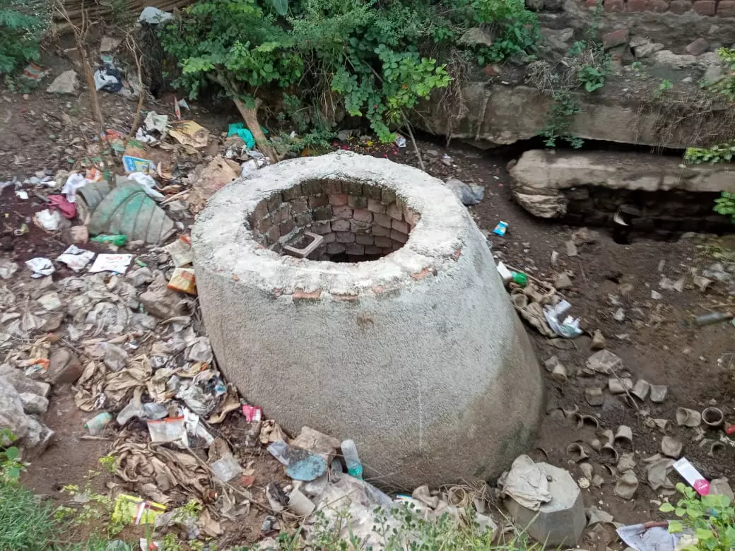 திறந்த நிலையில் பாதாள சாக்கடைதிறந்த நிலையில் பாதாள சாக்கடை