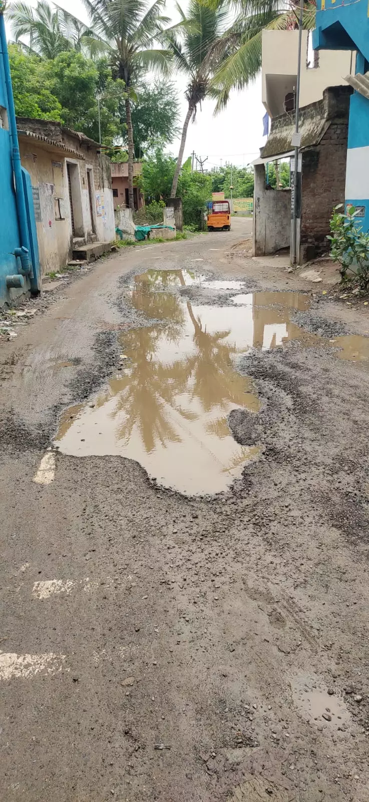 குண்டும் குழியுமான சாலை