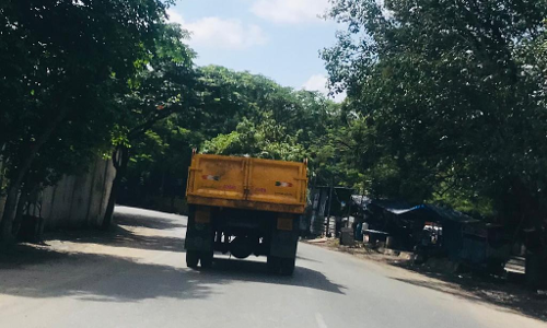 சாலையில் விழும் குப்பைகள் சாலையில் விழும் குப்பைகள்