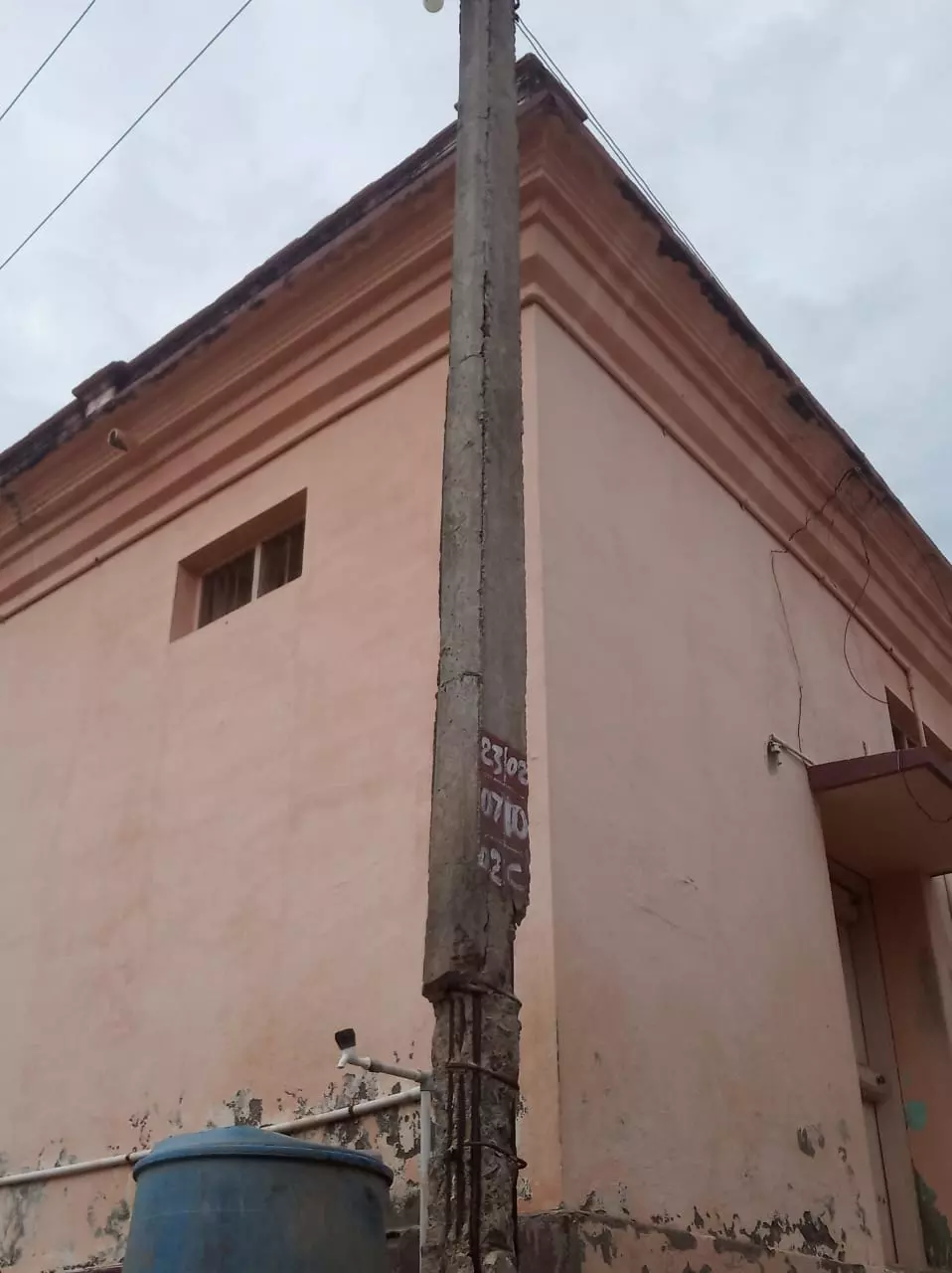 சேதமான மின்கம்பங்கள்