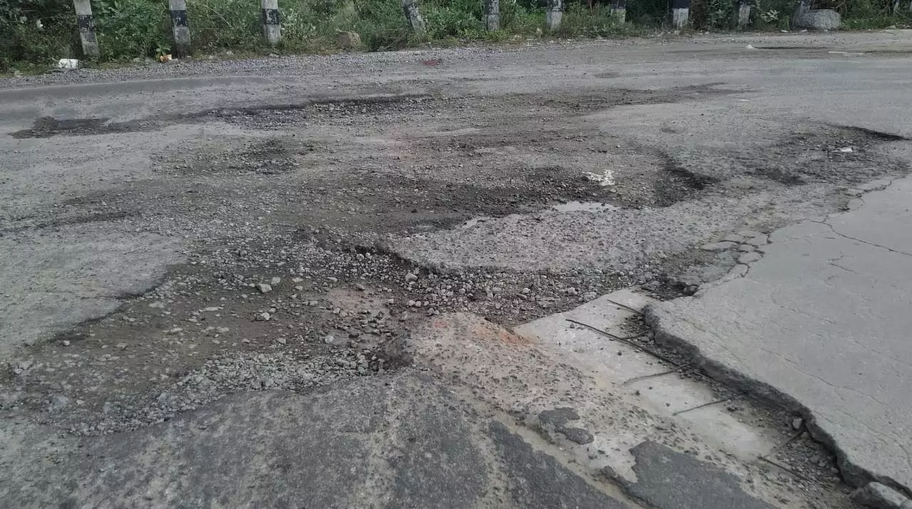 ஆற்றுபாலசாலையில் ஆபத்தான பள்ளம் ஆற்றுபாலசாலையில் ஆபத்தான பள்ளம்