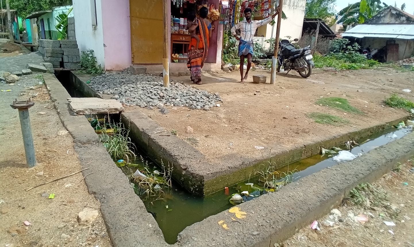 கால்வாயை தூர்வார வேண்டும் கால்வாயை தூர்வார வேண்டும்