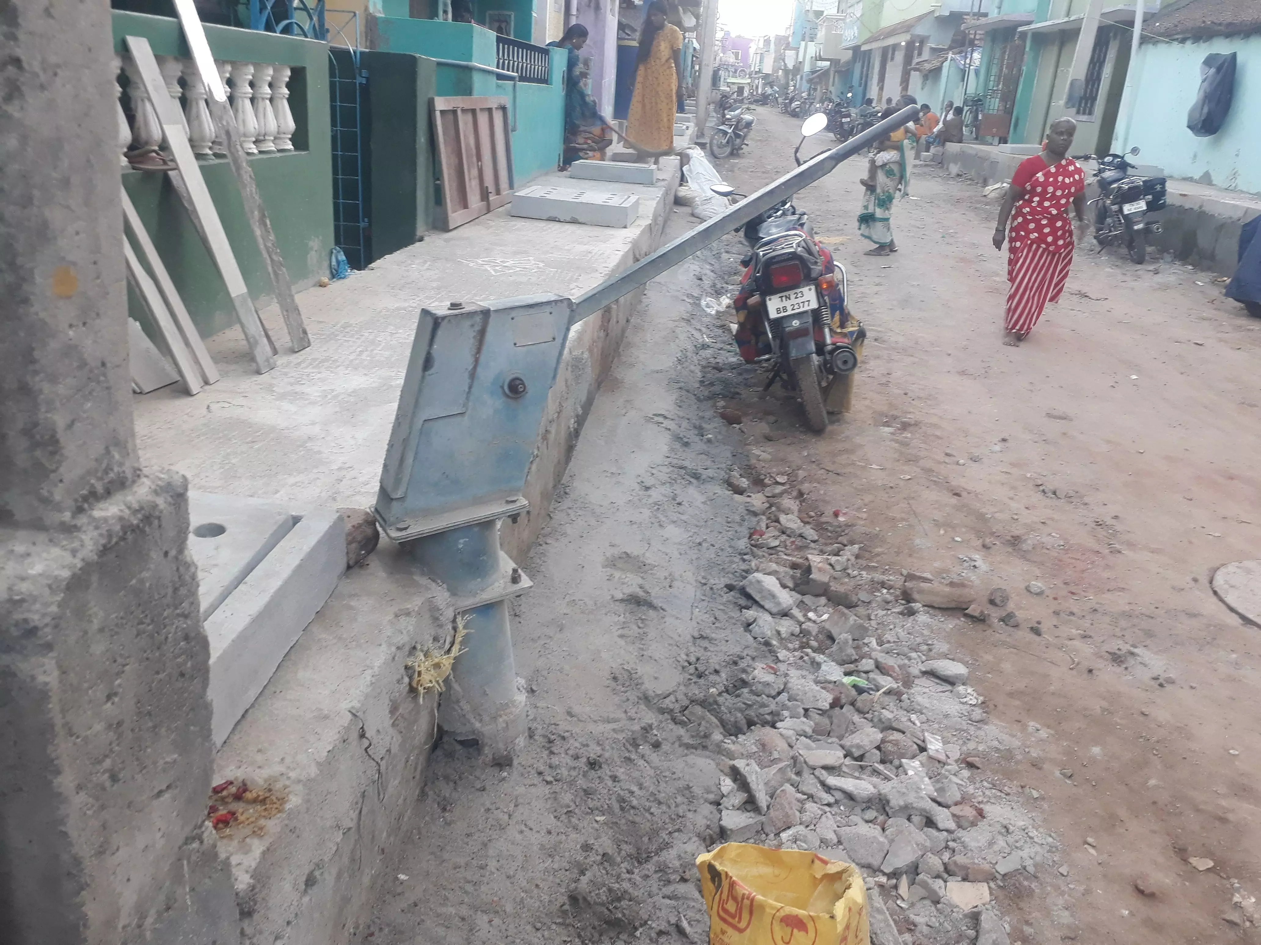 பயன்படுத்த முடியாத நிலையில் அடிபம்பு பயன்படுத்த முடியாத நிலையில் அடிபம்பு