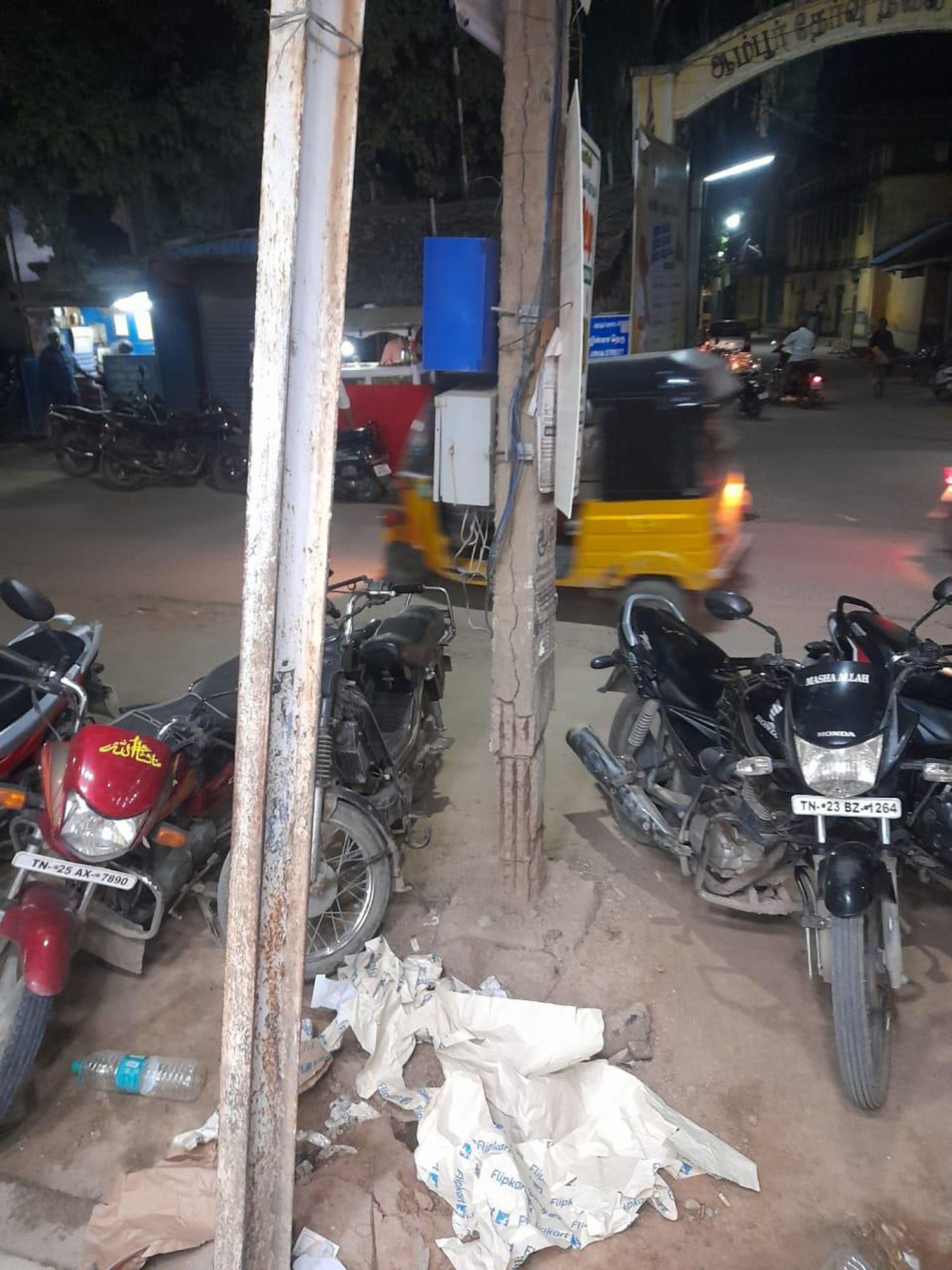 மின் கம்பத்தை சீரமைப்பார்களா?