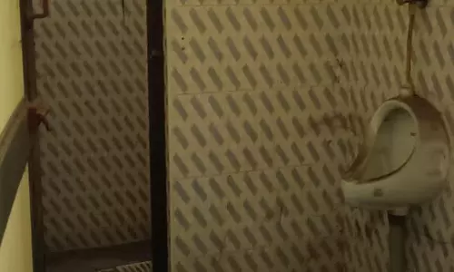 கழிவறையை முறையாக பராமரிப்பார்களா? கழிவறையை முறையாக பராமரிப்பார்களா?