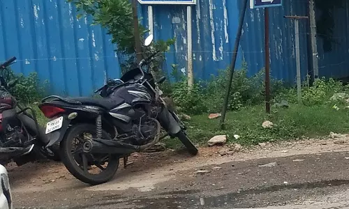 தெருவின் பெயர் பலகையை மாற்றி வைப்பார்களா? தெருவின் பெயர் பலகையை மாற்றி வைப்பார்களா?