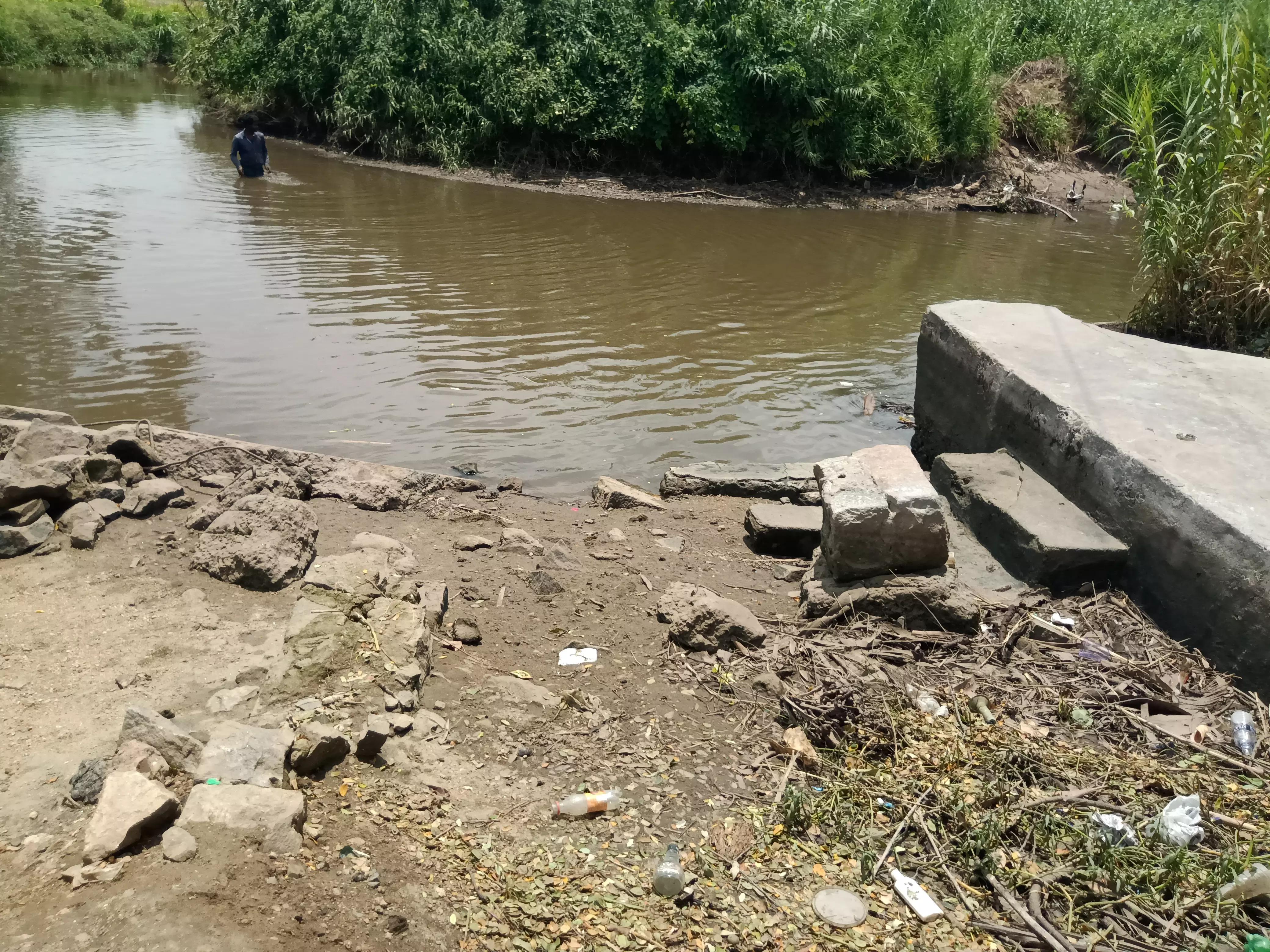 படிக்கட்டுகள் கட்டித்தர கோரிக்கை