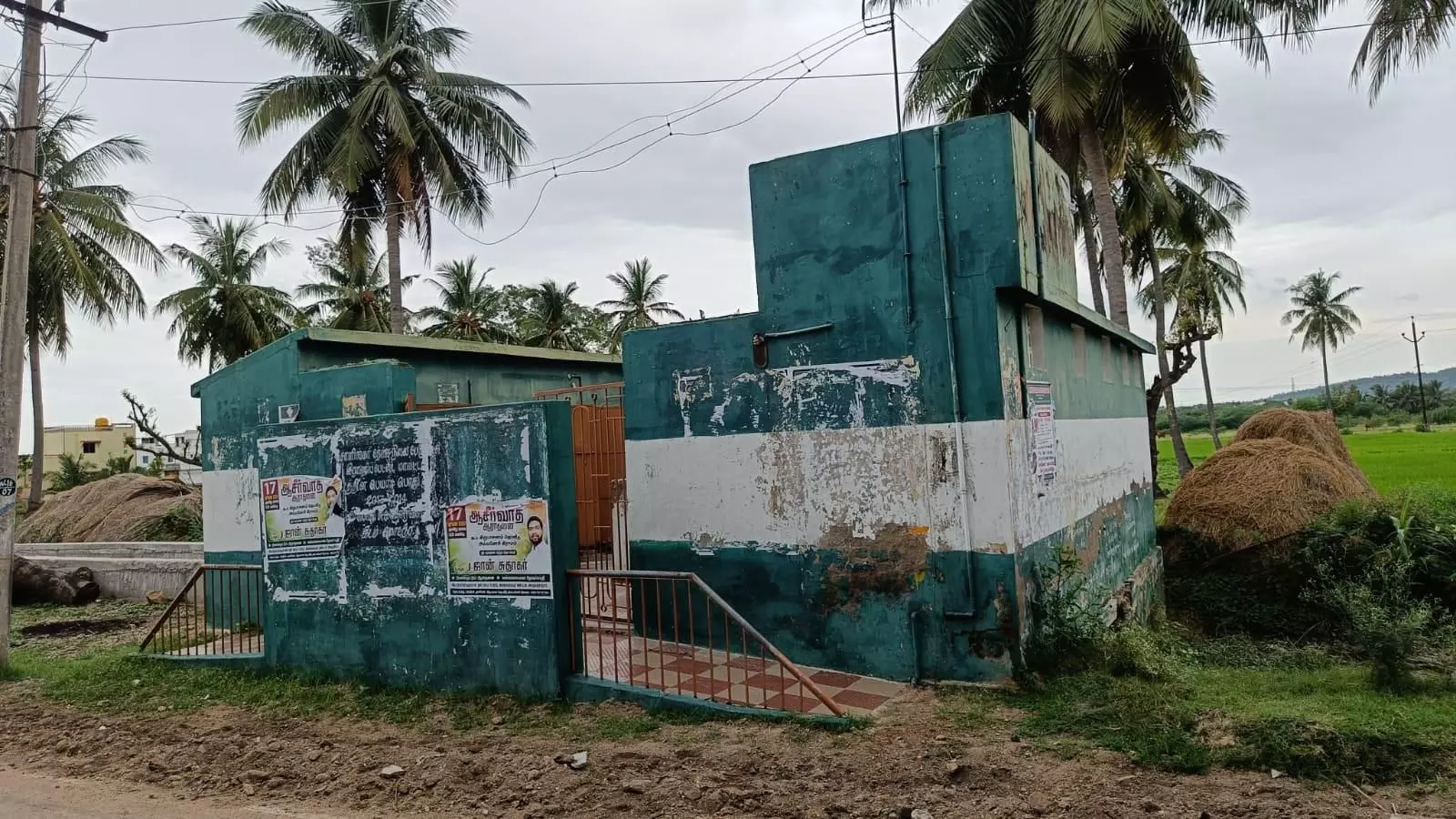 பூட்டிக்கிடக்கும் சுகாதார வளாகம் பூட்டிக்கிடக்கும் சுகாதார வளாகம்