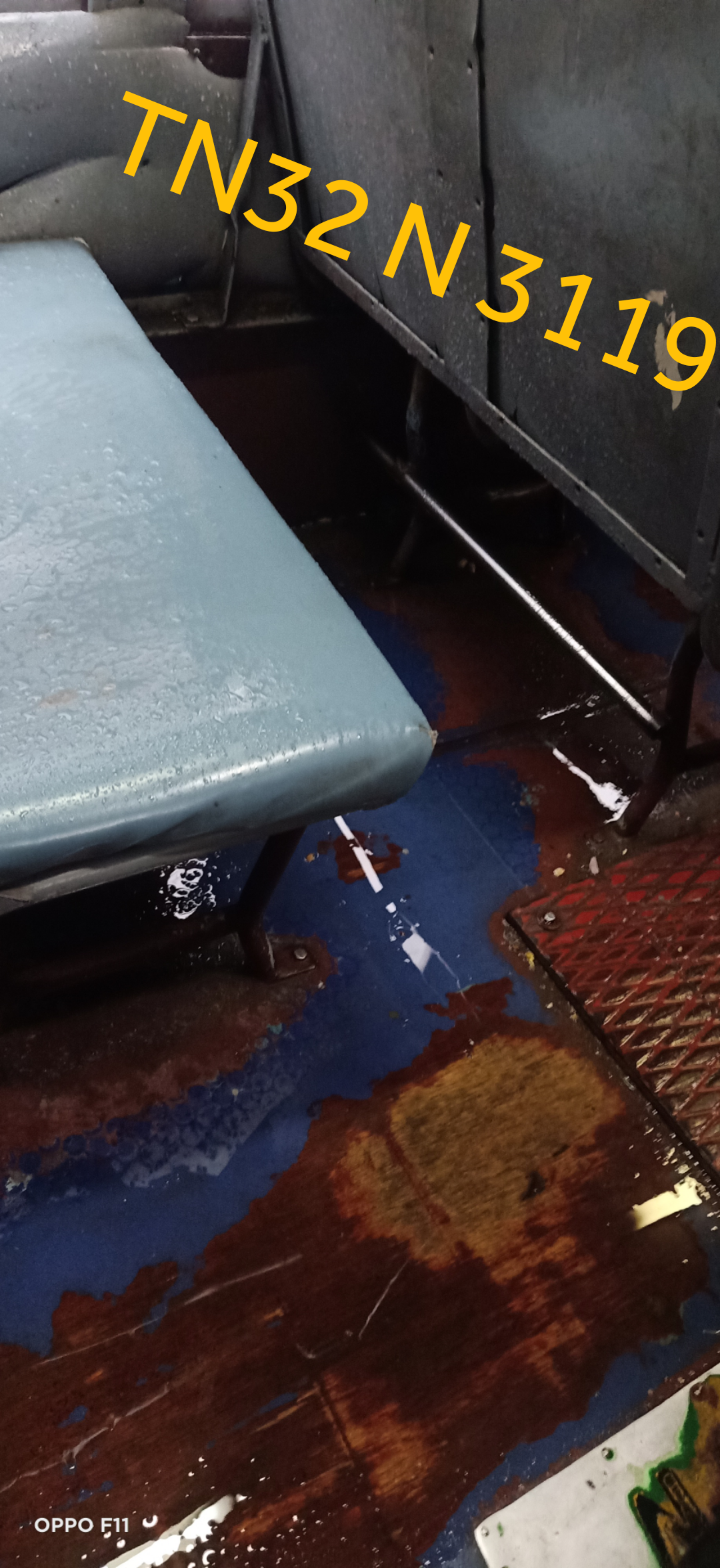 ஒழுகும் பேருந்து