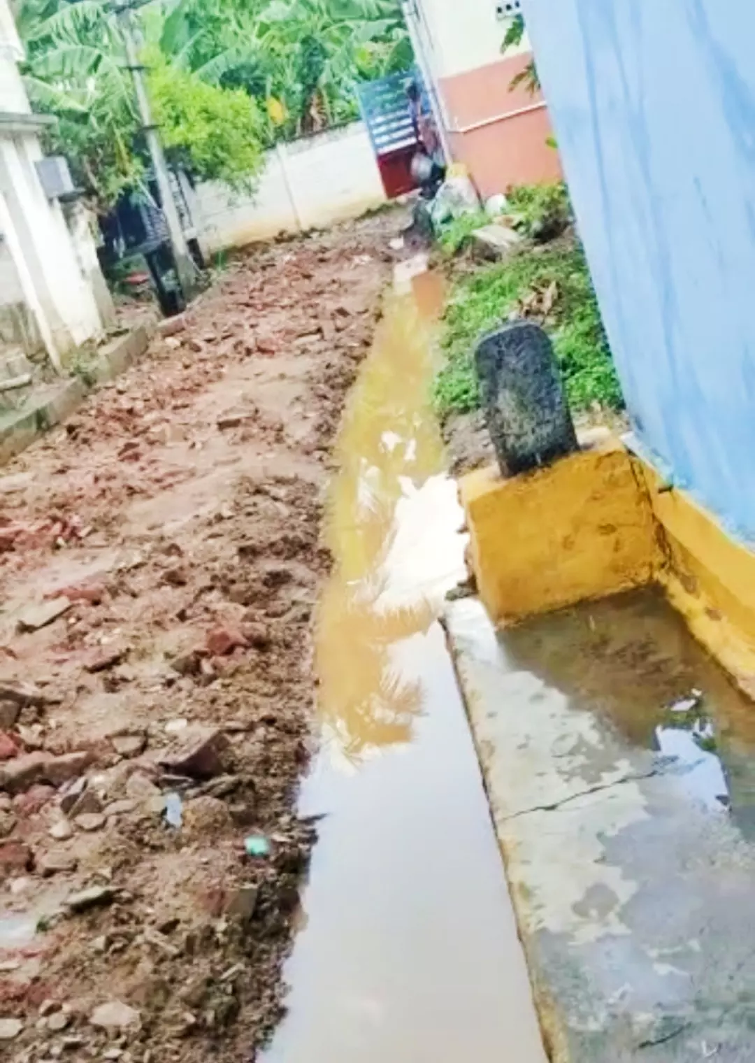 சேறும், சகதியுமாக சாலை