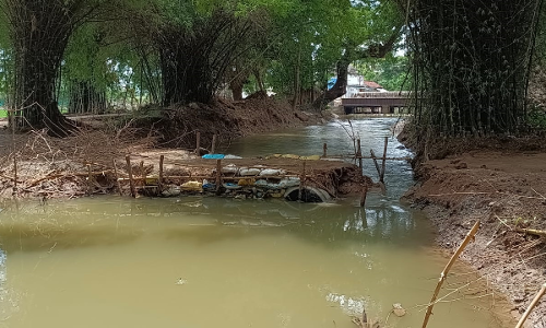 ஆபத்தான முறையில் ஆற்றை கடக்கும் பொதுமக்கள் ஆபத்தான முறையில் ஆற்றை கடக்கும் பொதுமக்கள்