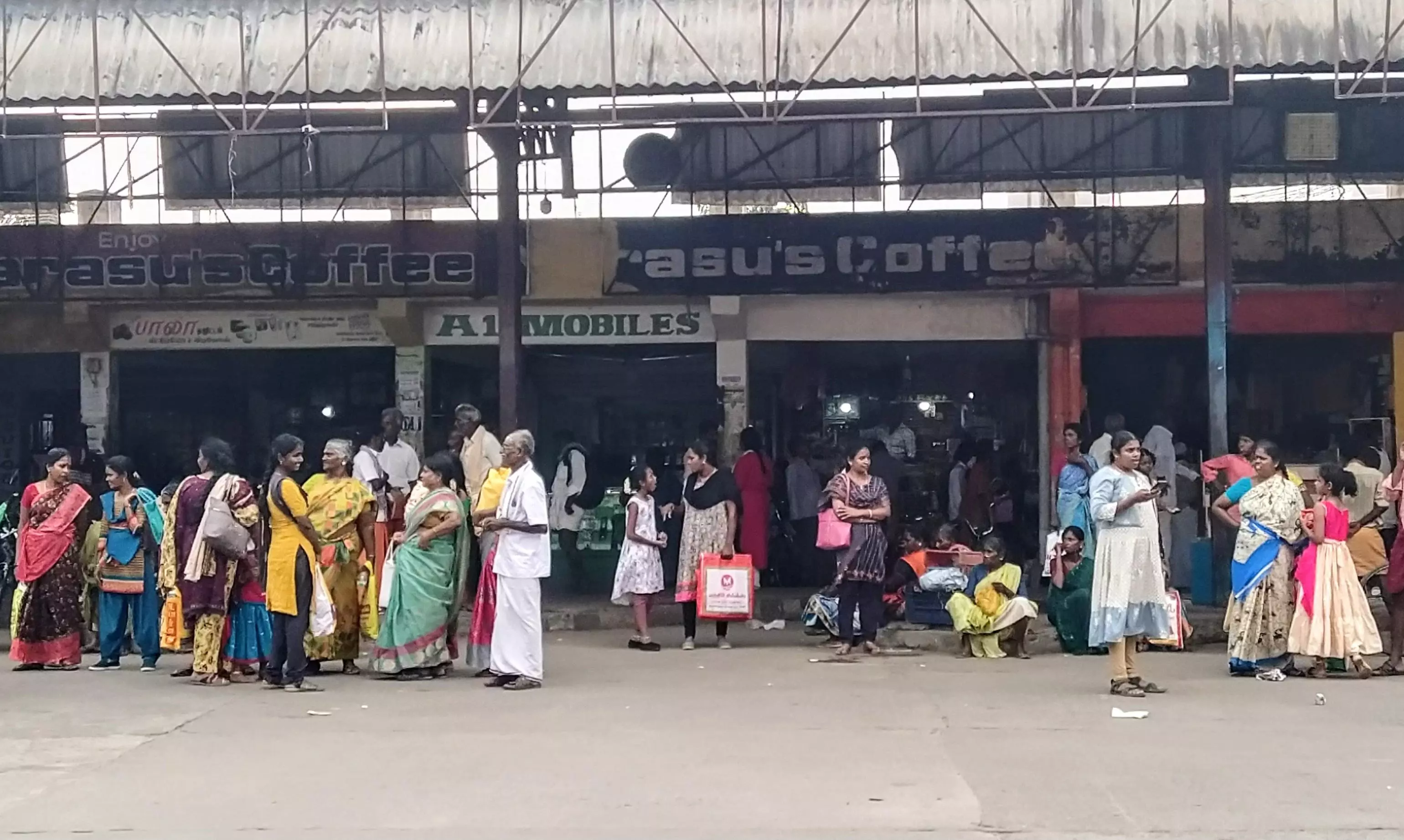 இருக்கைகள் இல்லாததால் பயணிகள் அவதி