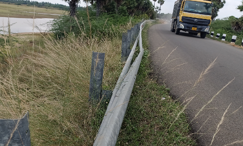 உடைந்து கிடக்கும் தடுப்புகம்பி உடைந்து கிடக்கும் தடுப்புகம்பி