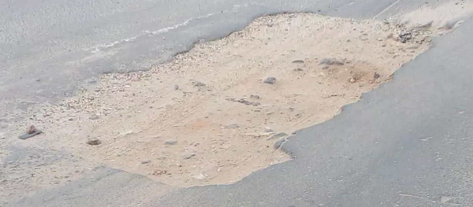 ரோட்டில் பள்ளம் ரோட்டில் பள்ளம்