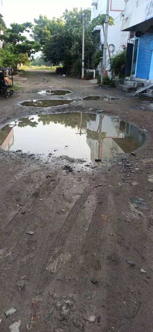 சாலையில் தேங்கும் மழைநீர்