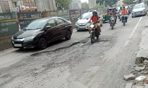 சாலையின் மோசமான நிலை