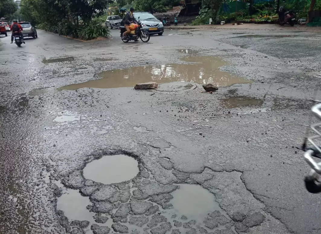 குண்டும், குழியுமான சாலை