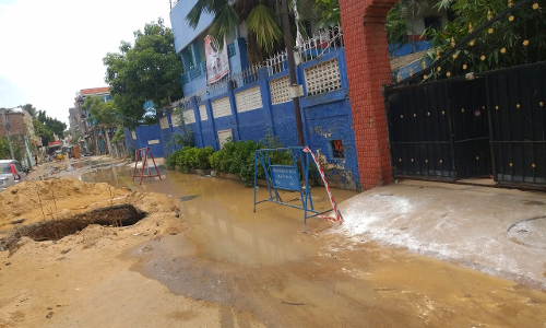 குடியிருப்பு பகுதியில் கழிவுநீர் குடியிருப்பு பகுதியில் கழிவுநீர்