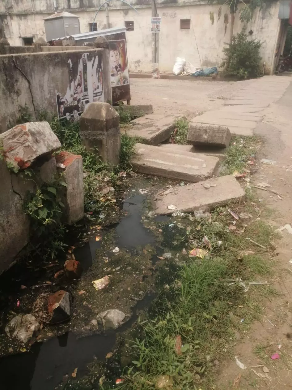 தூர்வாரப்படாத கழிவுநீர் வாய்க்கால்