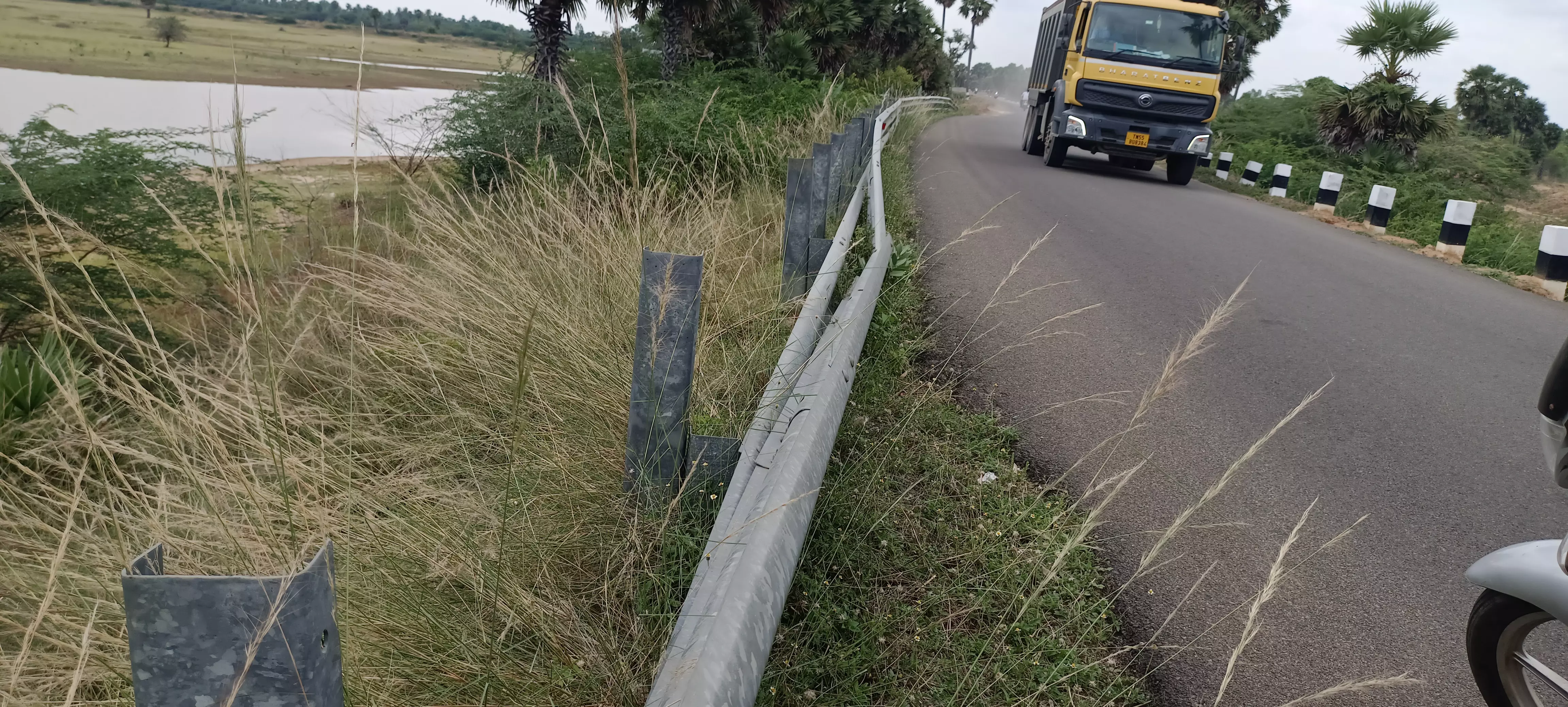 உடைந்து கிடக்கும் தடுப்புகம்பி