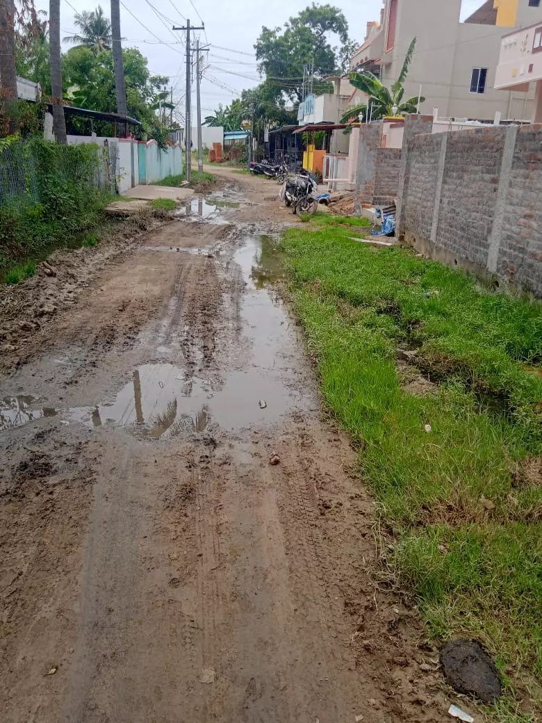 சாலையில் தேங்கும் கழிவுநீர் சாலையில் தேங்கும் கழிவுநீர்