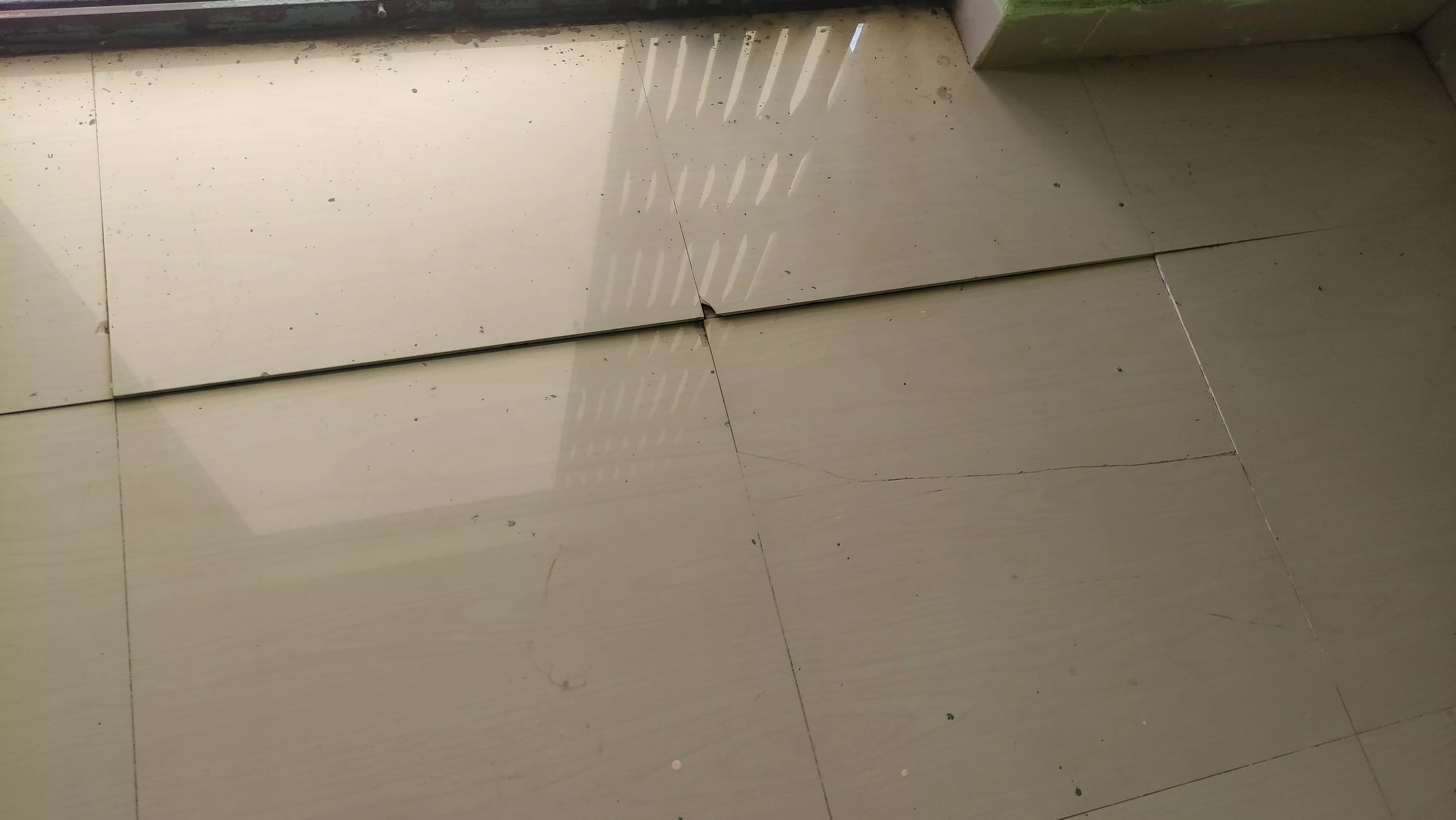 உடைந்த தரை கற்களால் மக்கள் அவதி உடைந்த தரை கற்களால் மக்கள் அவதி