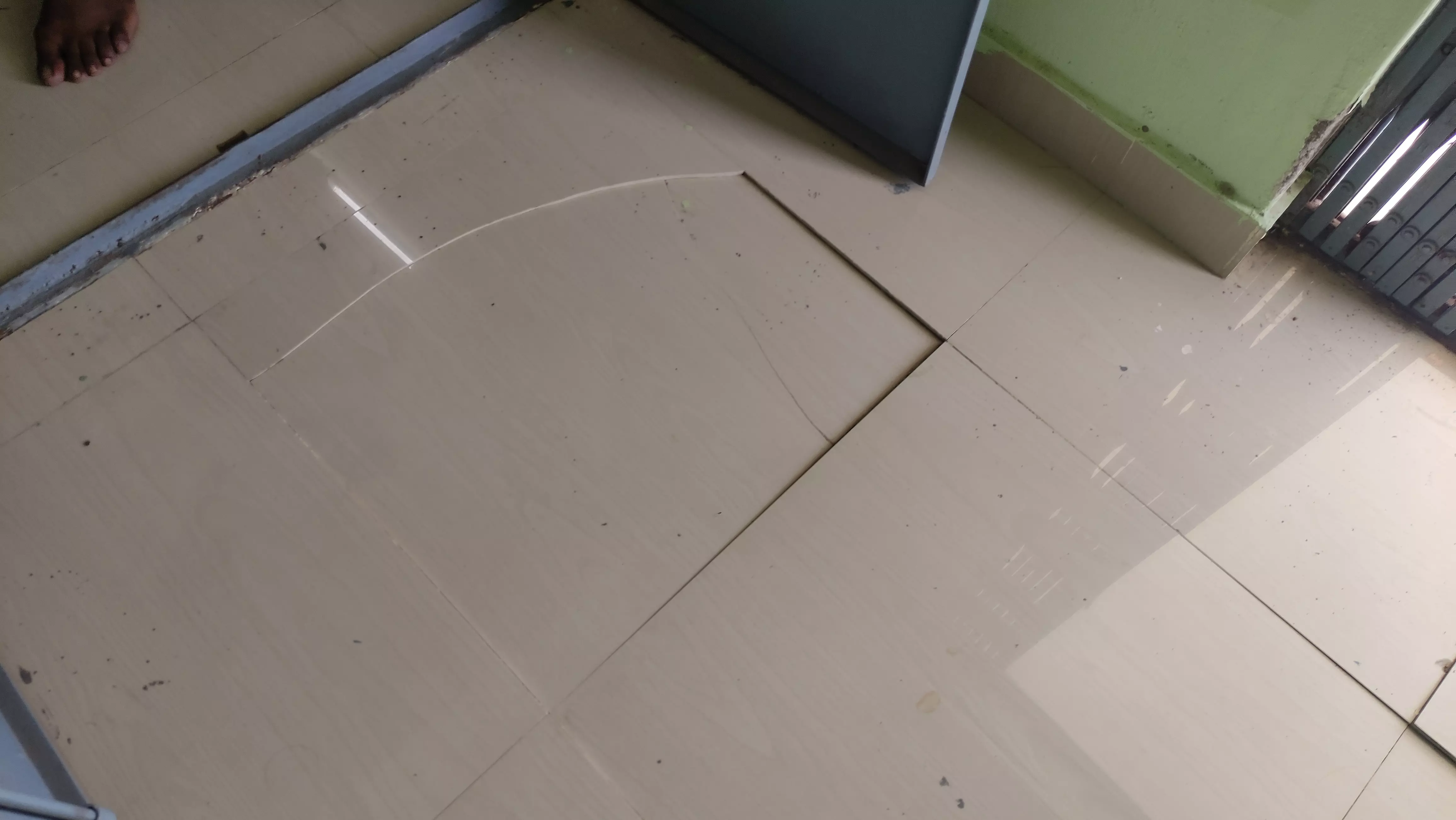 உடைந்த தரை கற்களால் மக்கள் அவதி உடைந்த தரை கற்களால் மக்கள் அவதி