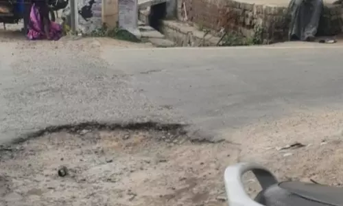 விபத்தை ஏற்படுத்தும் குழி விபத்தை ஏற்படுத்தும் குழி