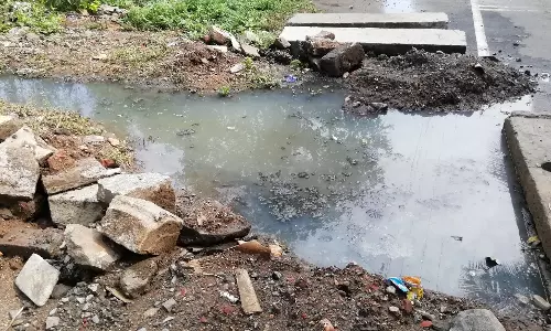 தேங்கும் கழிவுநீர் தேங்கும் கழிவுநீர்