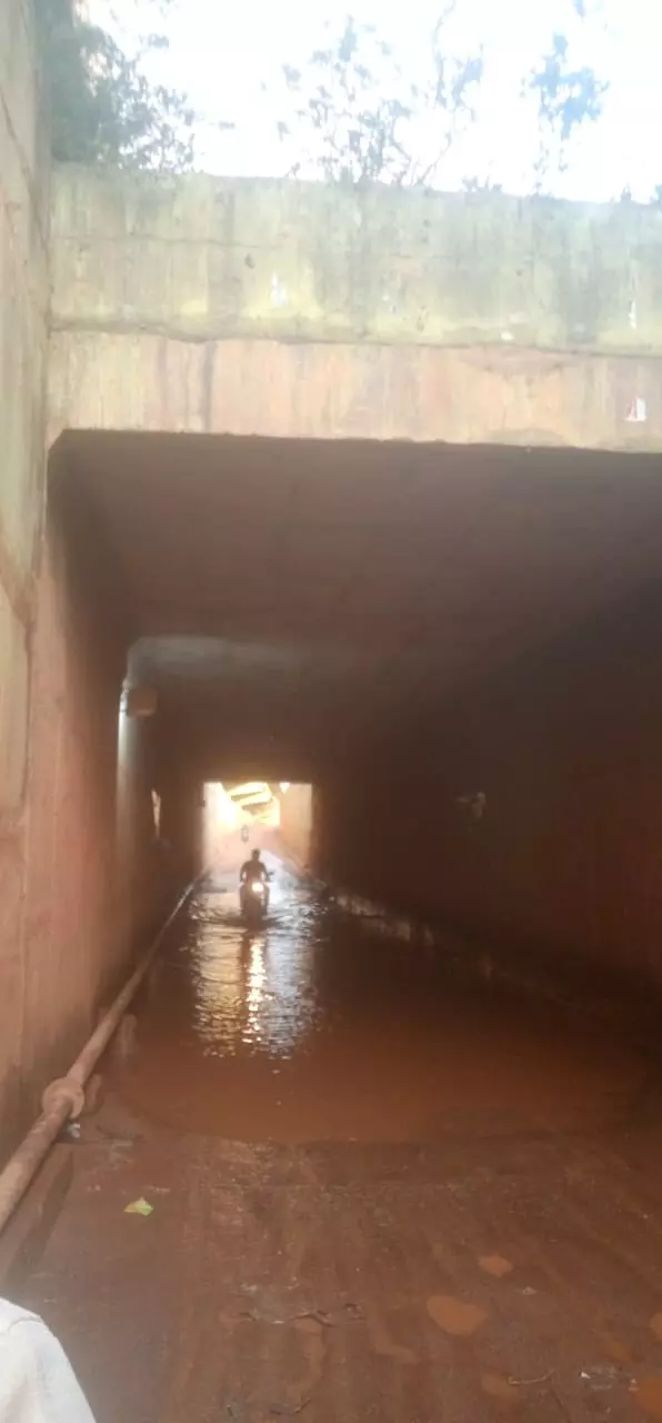 சுரங்கபாதையில்  மழைநீர்