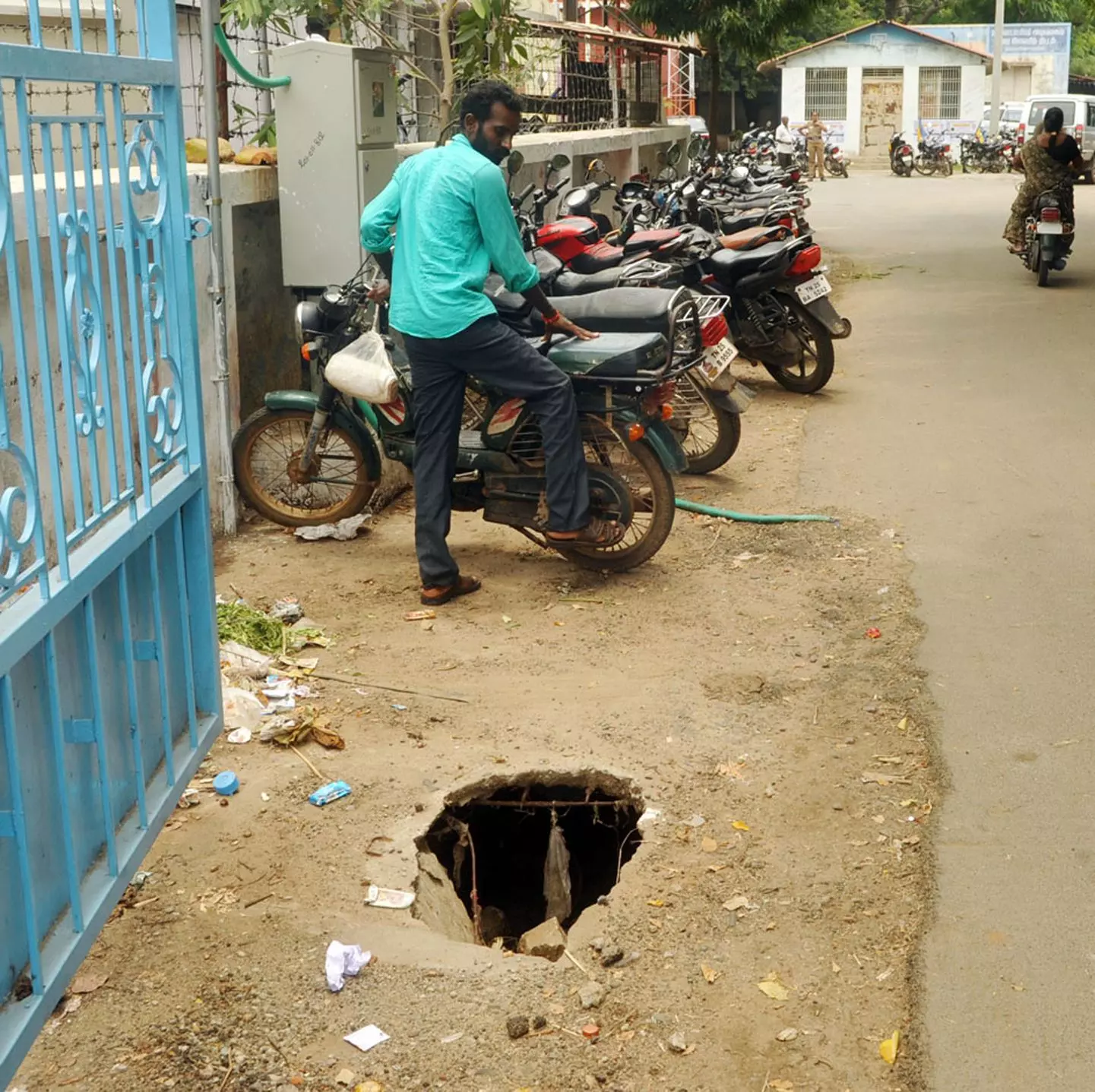 தாலுகா அலுவலகத்தில் ஆபத்தான பள்ளம் தாலுகா அலுவலகத்தில் ஆபத்தான பள்ளம்