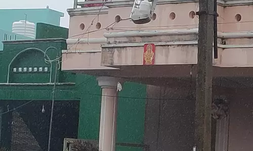 அந்தரத்தில் தொங்கும் தெருவிளக்கு அந்தரத்தில் தொங்கும் தெருவிளக்கு