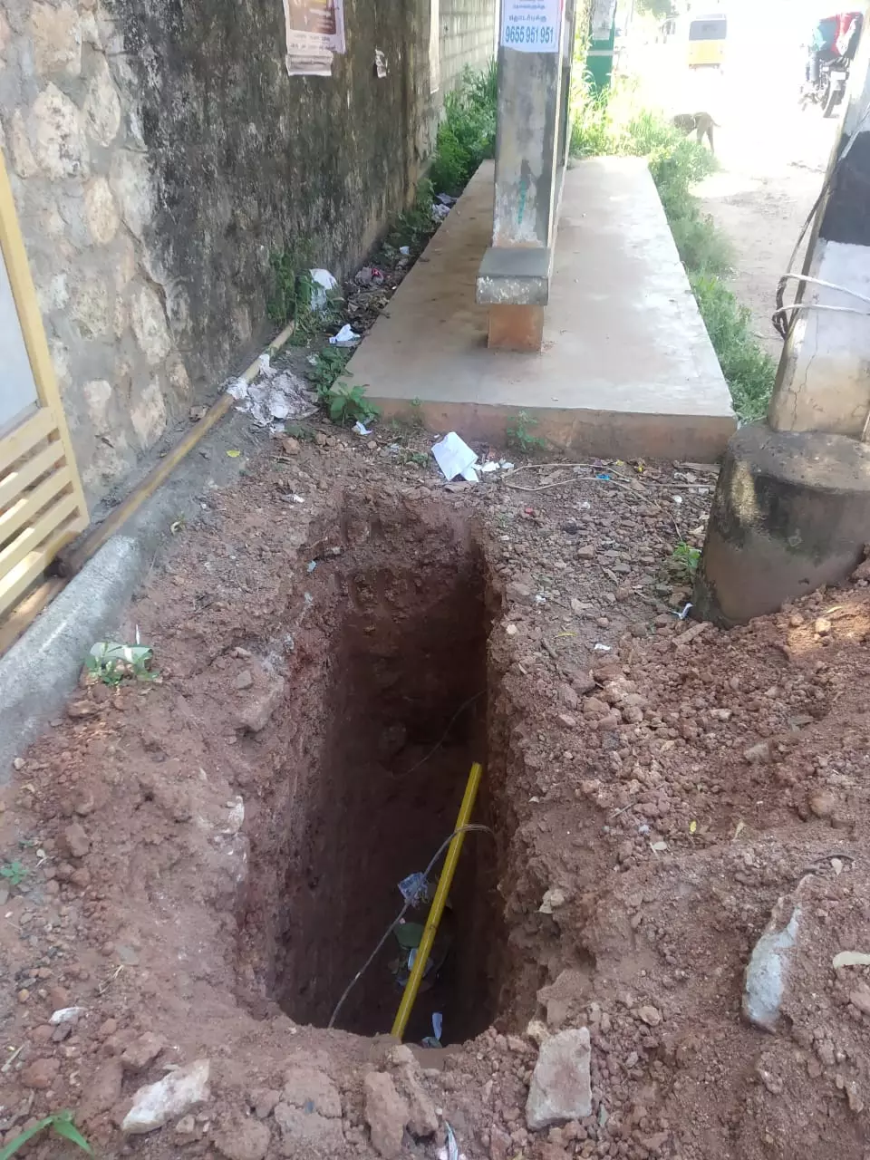 சாலையோரம் ஆபத்தான குழி