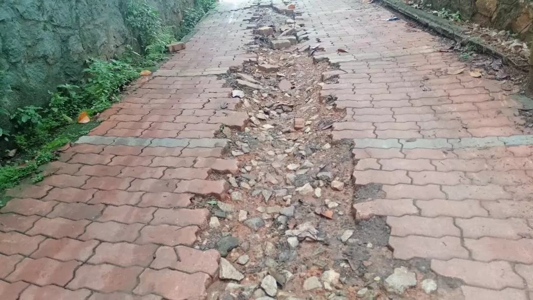 சீரமைக்க வேண்டிய சாலை சீரமைக்க வேண்டிய சாலை