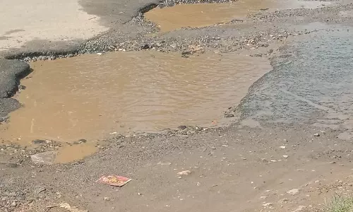 குண்டும், குழியுமான சாலை குண்டும், குழியுமான சாலை