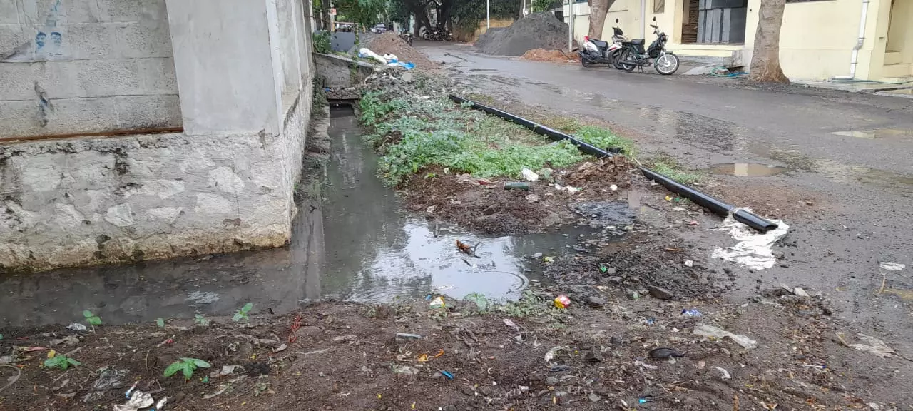 தேங்கி நிற்கும் கழிவு நீ்ர் தேங்கி நிற்கும் கழிவு நீ்ர்