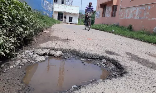 சாலையில் உள்ள பள்ளம் சரிசெய்யப்படுமா? சாலையில் உள்ள பள்ளம் சரிசெய்யப்படுமா?