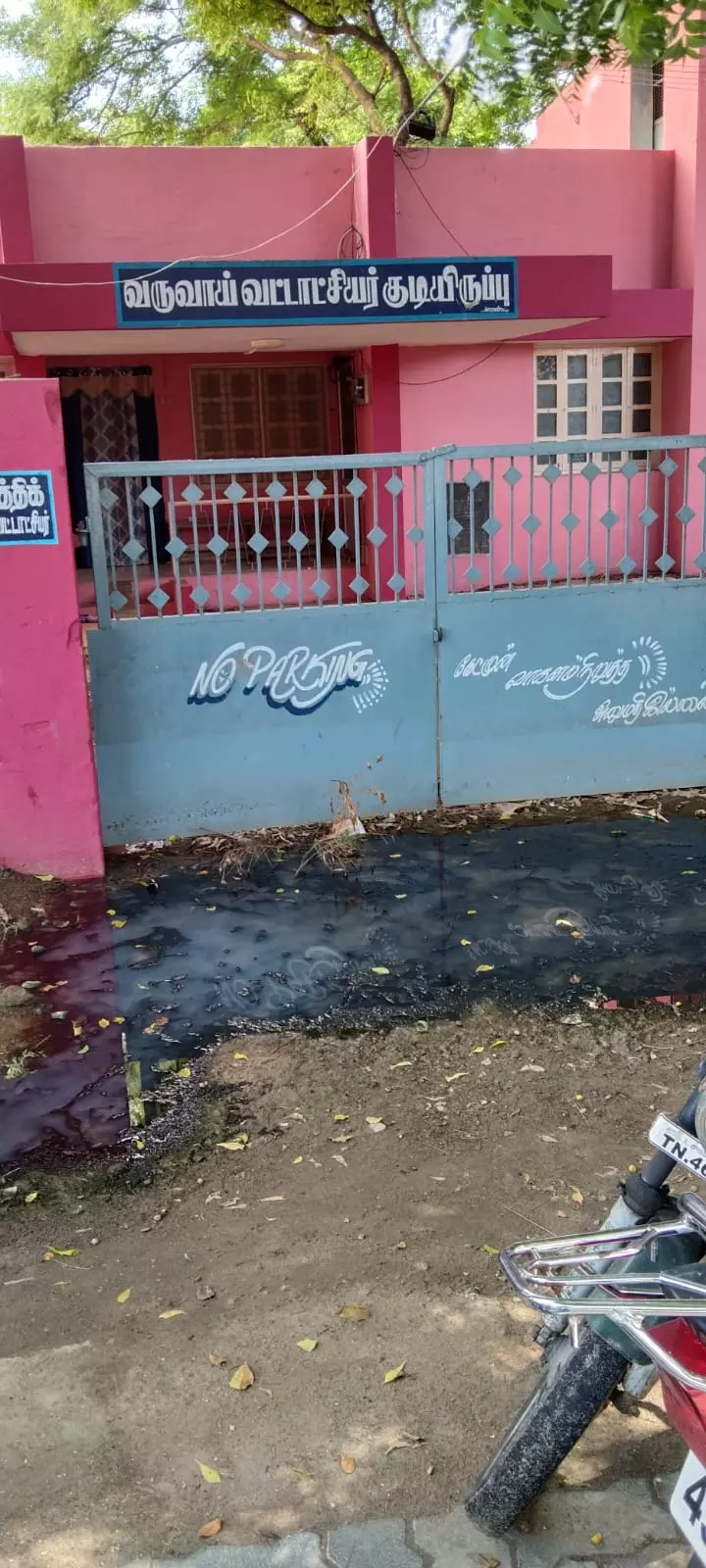 தாலுகா அலுவலகம் முன்பு தேங்கிய கழிவுநீர் தாலுகா அலுவலகம் முன்பு தேங்கிய கழிவுநீர்