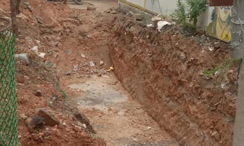 பள்ளி நுழைவு வாயில் முன்பு ஆபத்தான பள்ளம் பள்ளி நுழைவு வாயில் முன்பு ஆபத்தான பள்ளம்