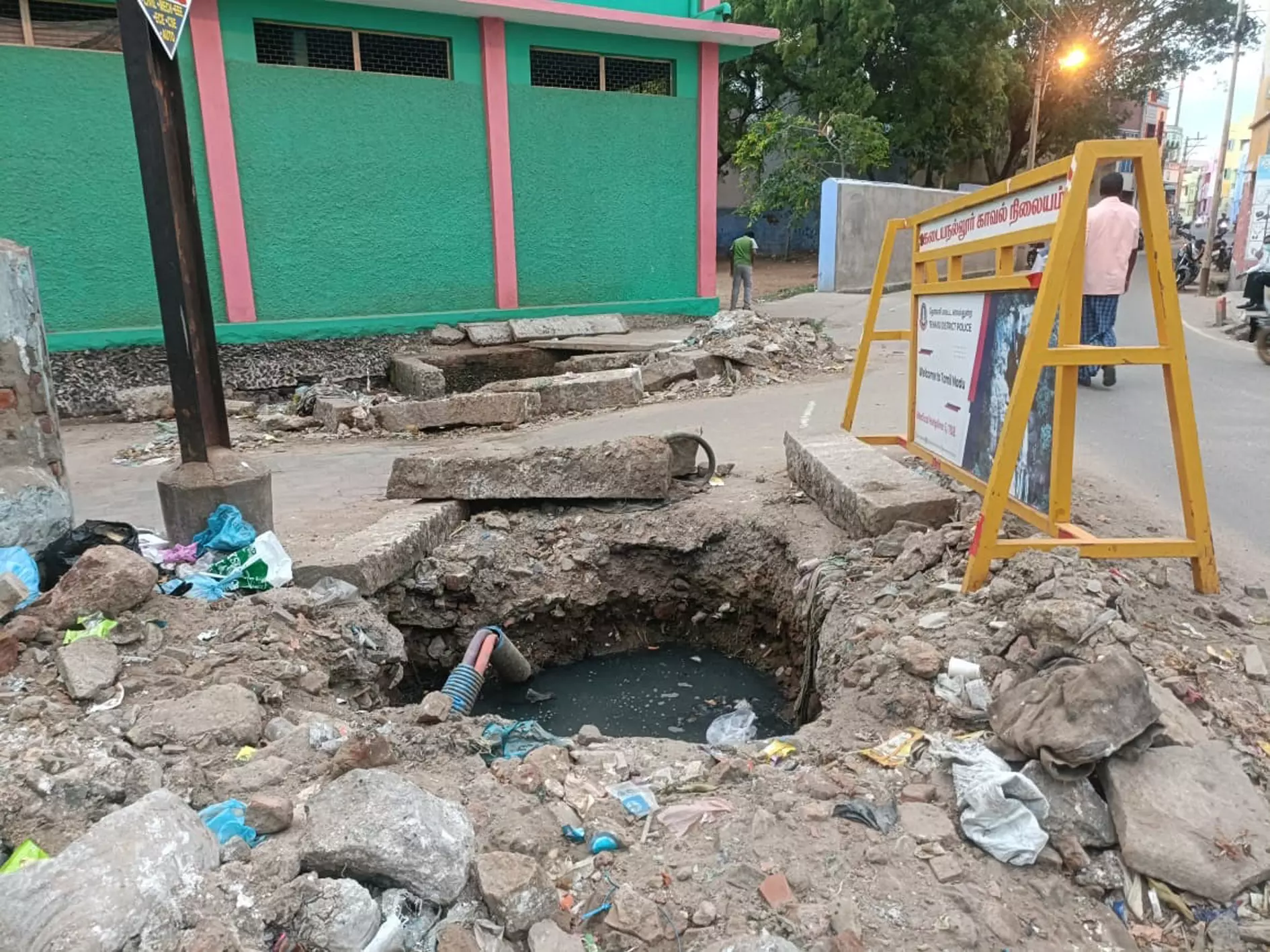 திறந்து கிடக்கும் கழிவுநீர் ஓடை