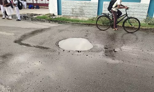 சாலையில் பள்ளம் சாலையில் பள்ளம்