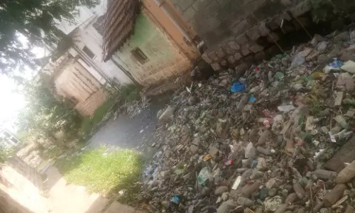 கழிவுநீரில் தேங்கி நிற்கும் குப்பைகள்