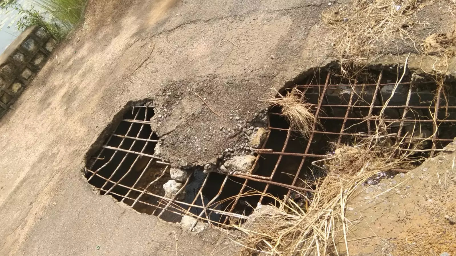 வாய்க்கால் பாலத்தில் பள்ளம்