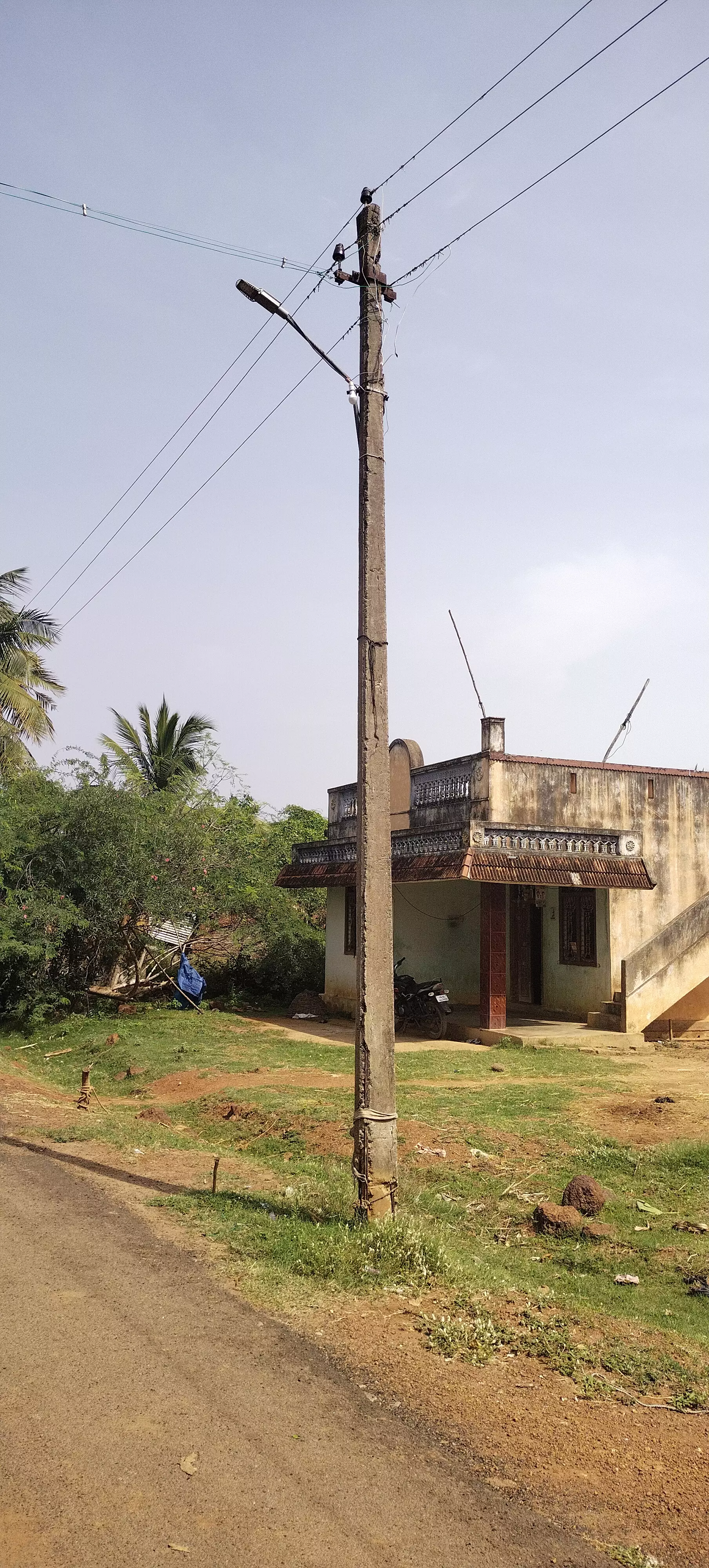 உயிர் பலி வாங்க காத்திருக்கும் மின்கம்பம் உயிர் பலி வாங்க காத்திருக்கும் மின்கம்பம்